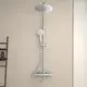 Duschsystem an heller Wand montiert, bestehend aus einer großen, runden Kopfbrause und einer Handbrause, beide aus verchromtem Material. Produkt von Ideal Standard.